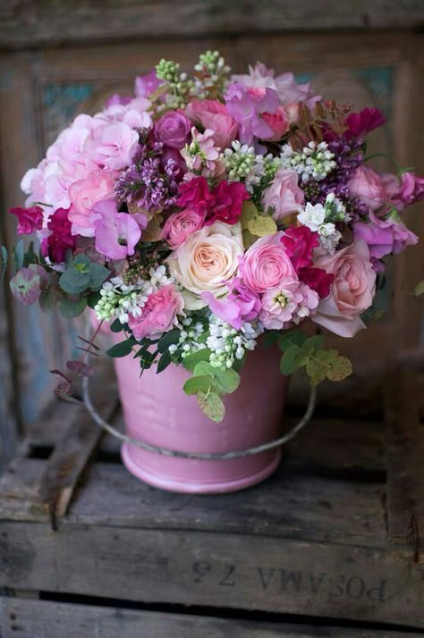 Love this Floral Arrangement in Shades of Pink Bouquet Champetre, Flower Bucket, Beautiful Flower Arrangements, Deco Floral, Arte Floral, Birthday Flowers, Beautiful Bouquet, Beautiful Blooms, Color Rosa