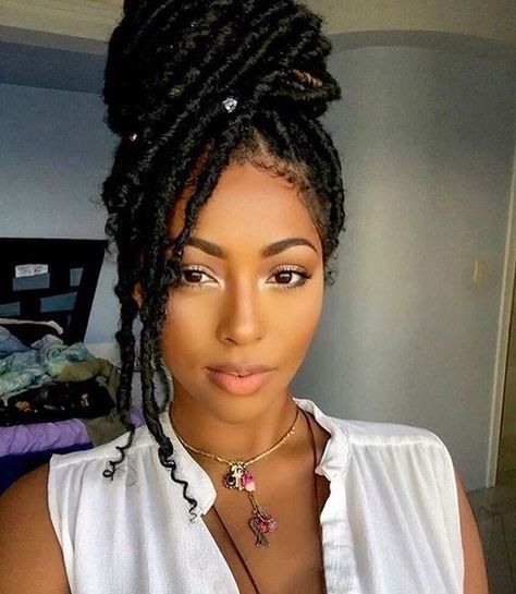 Graduation Hairstyle, Crochet Braids Marley Hair, Crochet Locs, Crochet Faux Locs, Awesome Makeup, Protective Hairstyles For Natural Hair, Marley Hair, Braided Styles, Crochet Braid Styles