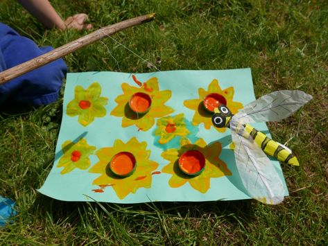 Hoverflies (also known as flower flies) are just as important as butterflies and bees when it comes to pollinating plants. Yet not that many people seem to be aware of the important environmental role that these beautiful creatures play, helping with the pollination of flowering plants as well as protecting crops from aphid infestations. Pollinating Plants, Homeschool Nature Study, Hoverfly, Amazing Plants, Buttercup Flower, Bees And Wasps, Attract Pollinators, Easy Activities, Forest School