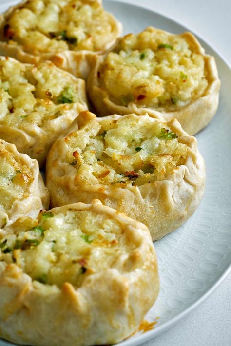 Potato Knishes Knishes Recipe, Potato Knishes, Knish Recipe, Potato Recipes Side Dishes, Kosher Recipes, Potato Side Dishes, Jewish Recipes, Potato Dishes, Veggie Dishes