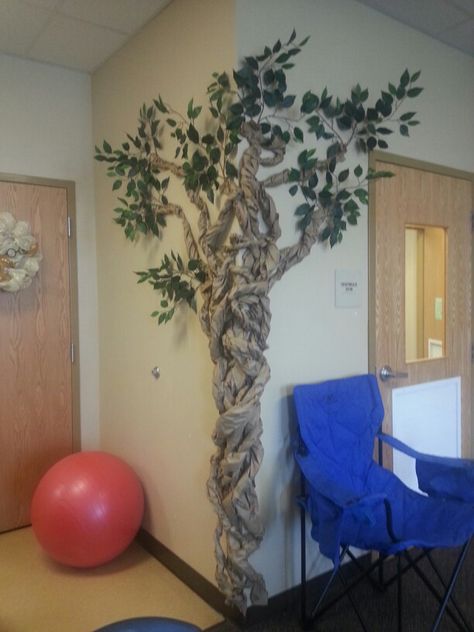 Whomping willow tree in my room Diy Whomping Willow Tree, Whomping Willow Diy, Willow Tree Display, Diy Willow Tree, Playroom Tree, Harry Potter Office, Harry Potter Classes, Grandmother Willow, Prom 2k24