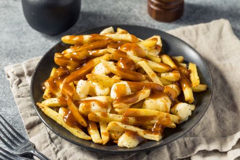 Homemade Cheesy Poutine French Fries Healthy Poutine Recipes, Poutine Appetizer, Poutine Recipe With Meat, Authentic Poutine Recipe, Canadian Fries Poutine, Poutine Recipe, Canadian Dishes, Canadian Cuisine, Chili Cheese Fries