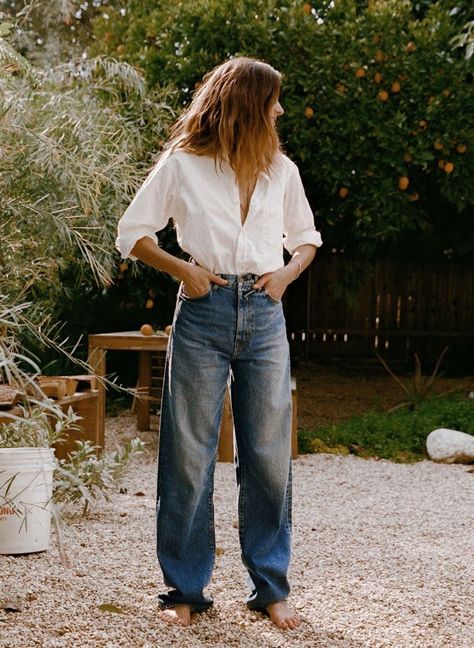 Image posted on Jun 25, 2024 – @saintmarc on Tumblr Ally Mcgraw Style, Women Fashion 30s, Casual Straight Jeans Outfit, Casual California Outfits, Country Road Fashion, Ralph Lauren Family Photoshoot, Women’s Style, Simplicity Outfit, Country Dirt Road