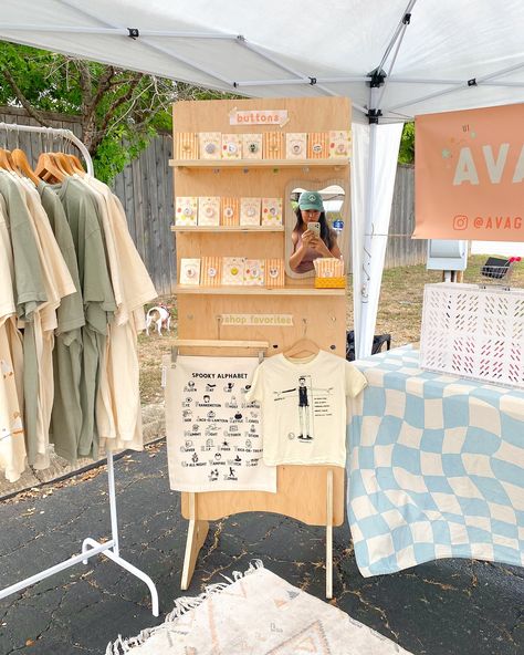 Shoots of today’s market booth set up. Thank you for all who supported my small shop! It was so amazing to meet so many new small shop owners and new small shop lovers✨ . . #vendorbooth #marketday #makersmarket #marketbooth #cuteshop #supportsmallbusiness Small Business Booth Set Up, Boutique Vendor Booth Ideas Clothing, Cute Market Set Up, Market Booth Backdrop, Aesthetic Vendor Booth, Vendor Booth Display Ideas Stationery, Single Table Vendor Booth, Minimal Vendor Booth, Indoor Market Booth Ideas