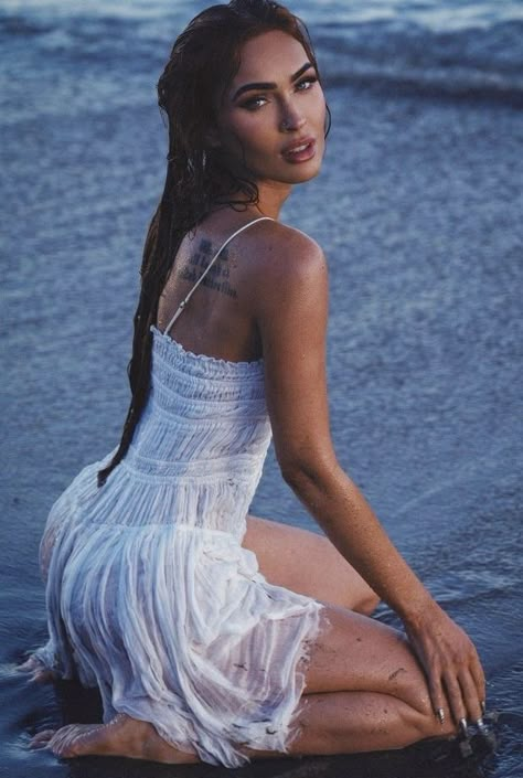 Megan Fox Beach Fashion Shoot, Famous Supermodels, Megan Fox Pictures, Megan Fox Photos, Lake Photoshoot, Beach Photo Session, Yennefer Of Vengerberg, Shotting Photo, Chique Outfits