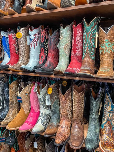 Cowgirl Boots Aesthetic, Cowboy Boots Aesthetic, Red Cowgirl Boots, Boots Are Made For Walking, Cowgirl Boots Outfit, Cowboy Aesthetic, Mode Zara, Boots Cowgirl, Looks Country