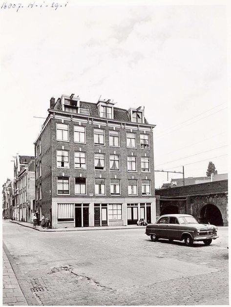 1960. Zicht op het Teerplein in de Haarlemmerbuurt in Amsterdam. Aan de linkerkant naar de Haarlemmer Houttuinen. Het Teerplein en de nabijgelegen Grote Houtstraat en de Kleine Houtstraat werden begin jaren zeventig gesloopt en verbonden met het Haarlemmerplein met Droogbak. Amsterdam City, Great Memories, Back In The Day, Old Pictures, Rotterdam, The Netherlands, Holland, House Exterior, Netherlands