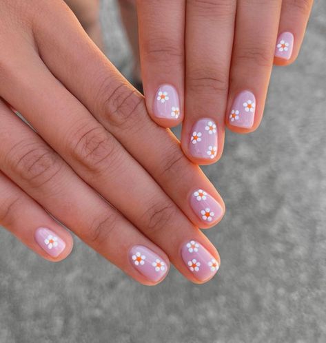 short nails with daisies, flower nails, spring nails 2022 Gel Daisy Nails, Neutral Daisy Nails, Lilac Nails Design Nailart, Lavender Daisy Nails, Nail Art Daisies, Daisy Nails Pink, Simple Daisy Nails, Short Daisy Nails, Nailart Short Nails