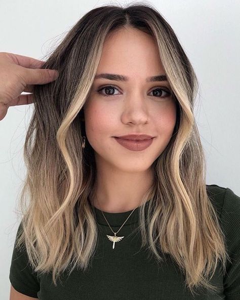 The perfect Balayage money piece for brunettes this fall + (@mastersofbalayage) • Instagram photos and videos Hair Makeover Ideas For Women, Medium Length Dimensional Blonde Hair, Face Frame Hair Color, Sombre Blonde, Face Frame, Dirty Blonde Hair, Brunette Balayage Hair, Brown Hair Balayage, Blonde Hair Inspiration