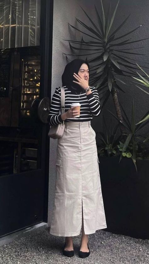 Outfit Hijab Casual Rok, Skirt Outfits Hijab, Ootd Ngampus, Cargo Skirt Outfit, Outfit Ngampus, Skirt Ootd, Ootd Korean Style, Outfit Hijab Casual, Rok Outfit