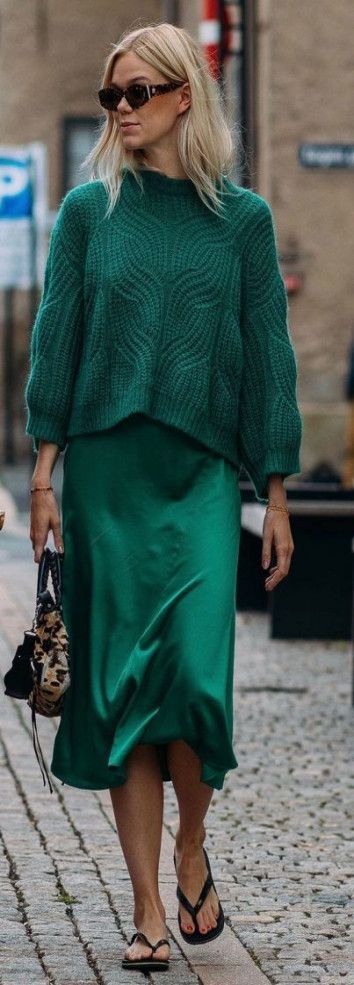 7a6a74cbe87bc60030a4bd041dd47b78desc40283349ri Oslo Fashion, Silk Dresses Outfit, Rok Outfit, Rock Outfit, Slip Skirt, Green Outfit, Street Style Inspiration, 가을 패션, Fashion Mode