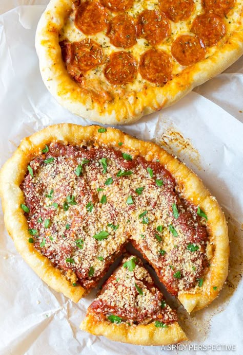 Deep Dish Pizza Chicago, Pizza Chicago, Pizza Sugar Cookie, Deep Dish Pizza Recipe, Chicago Style Pizza, A Spicy Perspective, Crockpot Cooking, Deep Dish Pizza, Best Slow Cooker