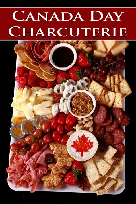 A red and white Canada Day charcuterie board. Canada Day Charcuterie Board, Canada Day Menu Ideas, Canada Day Appetizers Ideas, Canada Day Provocation, Canada Day Food, Canadian Summer, Canada Food, Wine Club, Appetizers Recipes