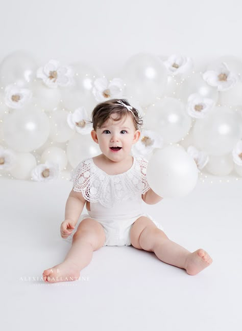 White Smash Cake, Simple Cake Smash, Wildflower First Birthday, One Year Photo Shoot, Baby Birthday Photoshoot, First Birthday Photography, Birthday Style, Boho Birthday Party, Smash Cakes