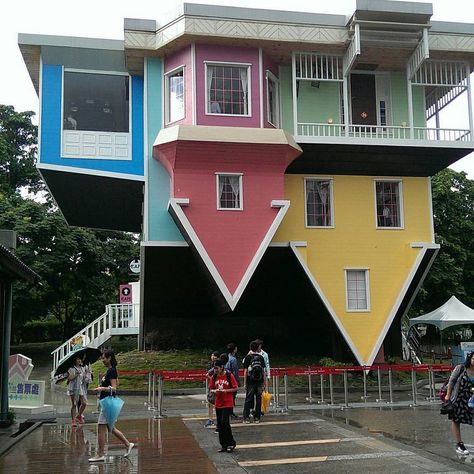 Upside Down House, Taipei Upside Down House, Crazy Houses, Unusual Buildings, Unusual Homes, Interesting Buildings, Amazing Buildings, Unique Buildings, Unique Houses, Unique Architecture