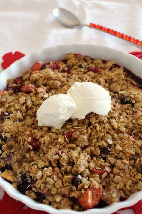 Berry Crumble Recipe, Apple And Berry Crumble, Mixed Berry Crisp, Berry Crisp Recipe, Oatmeal Crisp, Mixed Berry Pie, Berry Oatmeal, Apple Berry, Apple Crumble Pie