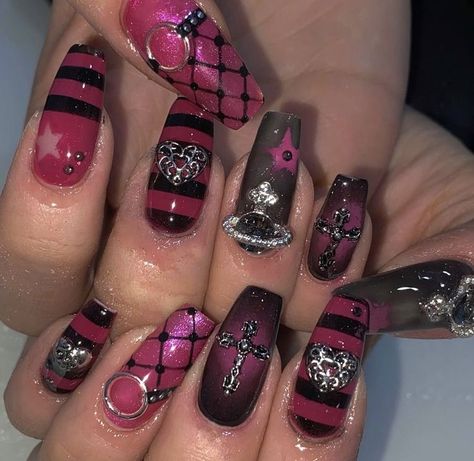 Short Nail Designs 2000s, Short Scene Nails, Y2k Coffin Nails, Scene Nails Emo, Fnaf Nails, Draculaura Nails, Trashy Y2k Nails, Monster High Nails, Game Nails