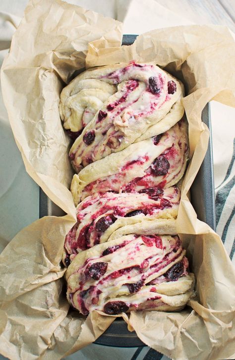 Cranberry Babka, Cream Cheese Babka, Babka Recipes, Cheese Babka, Babka Bread, Babka Recipe, Cranberry Cream Cheese, Cranberry Cheese, Food Vegan