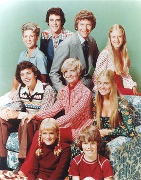 Brady Bunch c. 1975. The collars must have been larger on TV than anything real humans wore. I don't remember any neck wings like those. Barry Williams, 1970s Tv Shows, Brady Bunch, The Brady Bunch, Childhood Tv Shows, Classic Television, Gta San Andreas, Charlies Angels, Farrah Fawcett