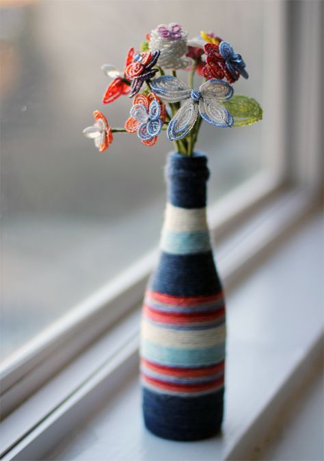 yarn wrapped bottle vase (with beaded flowers) Yarn Wrapped Bottles, Yarn Bottles, Diy Couples Costumes, Vase Diy, Verre Design, Bottle Wrapping, Easy Craft Projects, Crafts To Make And Sell, Diy Bottle