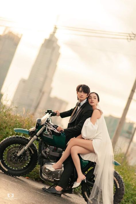 Motorcycle Prenup Ideas, Motorcycle Couple Photography, Motorcycle Engagement Photos, Prenup Shoot, Pose Prewedding, Bike Wedding, Money Wedding, Motorcycle Wedding, Pre Wedding Photoshoot Props