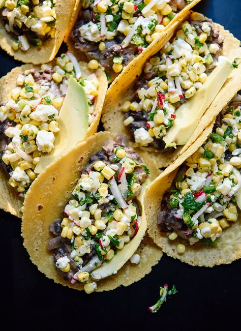 These hearty summer tacos feature lime-marinated fresh corn, jalapeño and radishes on top of warm black beans. Feta and avocado make these complete! Tacos Vegetarian, Summer Tacos, Corn Tacos, Corn And Black Bean, Cookie And Kate, Black Bean And Corn, Sommer Mad, Corn Taco, Black Bean Tacos