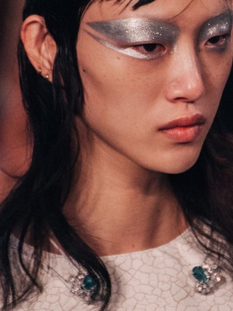 Maison Margiela SS16                                                                                                                                                                                 More Futuristic Makeup, Metallic Makeup, Silver Makeup, Avant Garde Makeup, Runway Makeup, Salalah, Kesha, Editorial Makeup, Glitter Makeup