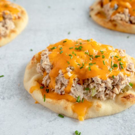 Mini Tuna Melts, Mini Naan, Tuna Sandwich Recipes, Naan Bread Pizza, Weekday Lunches, Tuna Pizza, Naan Pizza, Tuna Melt, Naan Recipe