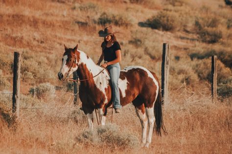 Horse Photo Shoot Ideas, Western Horse Pictures, Cowgirl Senior Pictures, Horse Photography Poses, Foto Cowgirl, Pictures With Horses, Cowgirl Pictures, Horse Pics, Cute Horse Pictures