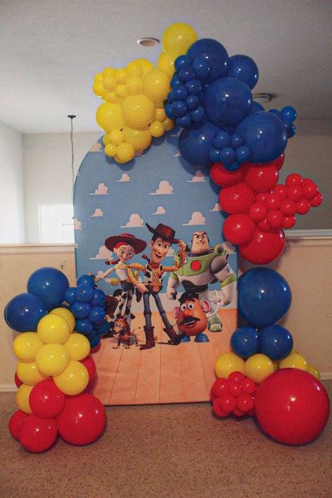 Toy Story Birthday Balloon Arch, Toy Story Birthday Backdrop, Toy Story Balloons, Toy Story Balloon Arch, Toy Story Backdrop Ideas, Toy Story Balloon Garland, Toy Story Backdrop, Toy Story Decorations, Toy Story Party Decorations