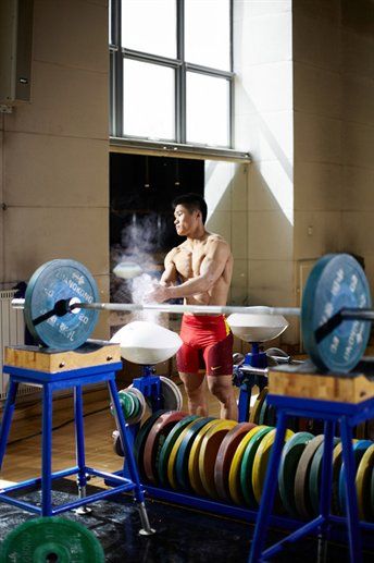 Olympic Lifting Workouts, Weightlifting Aesthetic, Lu Xiaojun, Morning Workout Motivation, Olympic Training, Crossfit Motivation, Lifting Workouts, Olympic Weightlifting, Olympic Lifting