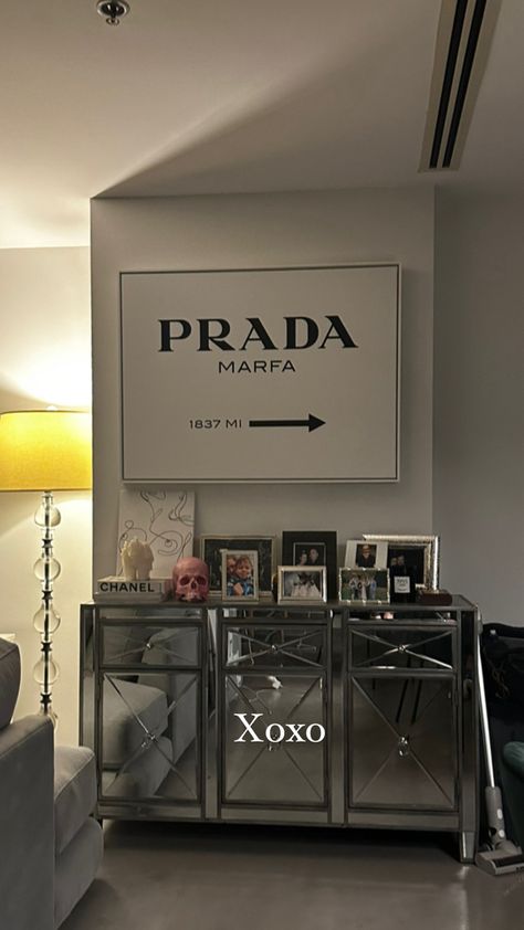 THE prada marfa poster from the serie Gossip girl! Prada Marfa Poster, Gossip Girl Room Inspiration, Prada Decor, Gossip Girl Room, Prada Marfa Gossip Girl, Gossip Girl Decor, Prada Sign, Prada Poster, Living Room Paintings