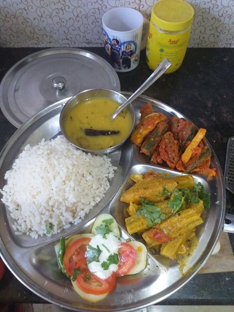 Odia lunch thali ... sanjana chuin raai Odia Thali, Lunch Thali, Indian Fast Food, Quick Lunch Recipes, Janmashtami Decoration, Indian Rice, Naan Recipe, Indian Street, Desi Food