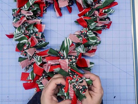 Fabric Garland Diy, Christmas Rag Garland, Wreath Centers, Cards Origami, Colorful Garland, Origami Paper Flowers, Rag Garland, Garland Diy, Ribbon Garland