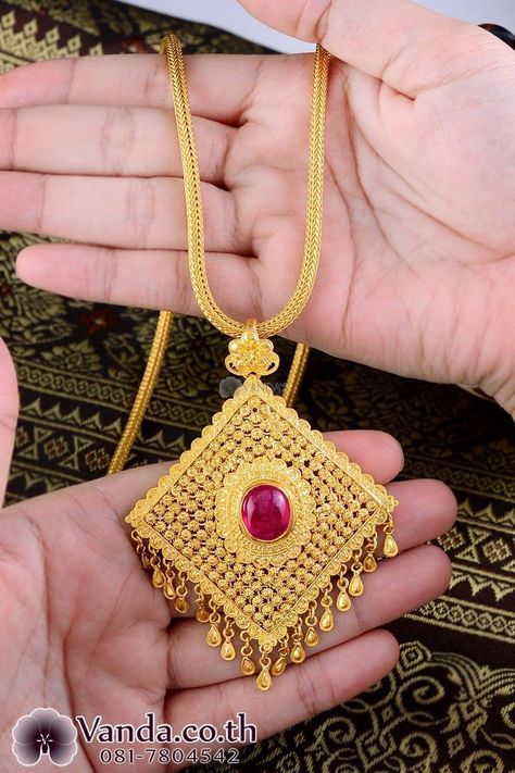 Thai Jewelry, Unique Gold Jewelry Designs, Bridal Necklace Designs, Antique Necklaces Design, Gold Jewelry Outfits, Modern Gold Jewelry, Antique Jewellery Designs, Gold Jewelry Simple Necklace, Gold Mangalsutra Designs