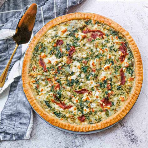 Tomato Feta Recipes, Spinach Artichoke Quiche, Artichoke Quiche, Spinach Feta Quiche, Vegetarian Quiche Recipes, Feta Quiche, Vegetarian Quiche, Tomato Quiche, Quiche Recipes Easy