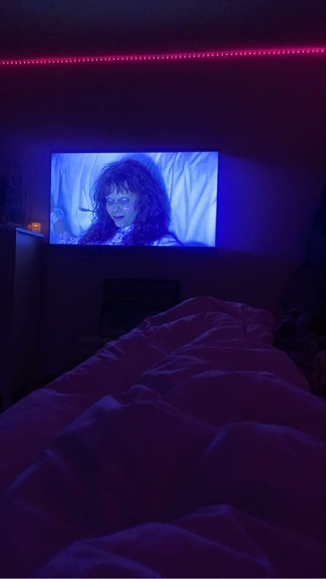 Watching A Movie In Bed Aesthetic, Rooms At Night Aesthetic, Movie Pics Aesthetic, Tv Watching Room, Fake Sleepover Snaps, Watching Tv Aesthetic Night, Couple Sleepover Aesthetic, Aesthetic Room At Night, Horror Movie Night Aesthetic