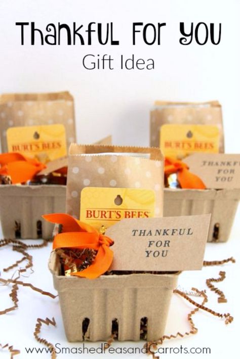 Best DIY Gifts for Neighbors - Thankful For You Gift DIY - Cute Mason Jar Crafts, Gift Baskets and Cheap and Easy Gift Ideas to Make for Friends - Do It Yourself Projects You Can Sew and Craft That Make Awesome DIY Gifts and Homemade Christmas Presents http://diyjoy.com/diy-gifts-friends-neighbors Mishloach Manos, Diy Gifts For Christmas, Fall Gift Baskets, Volunteer Appreciation, Diy Gift Baskets, Cadeau Diy, Neighbor Gifts, Fall Gifts, Thanksgiving Crafts