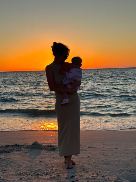 Mom And Baby Beach Aesthetic, Mother Asthetic Picture, Baby Beach Aesthetic, Mother And Baby Aesthetic, Beach With Baby, Baby Beach Pictures, Baby Beach Photos, Florida Spring Break, Baby Vacation