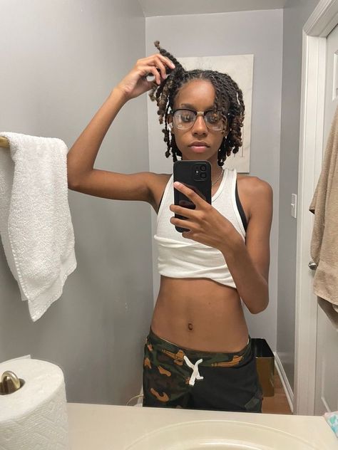 Stud With Dreads, Stud Outfits Female, Hairstyles On Natural Hair, Stud Aesthetic, Studs With Dreads, Masc Lesbian, Stud Outfits, Stud Girl, Pretty Dark Skin