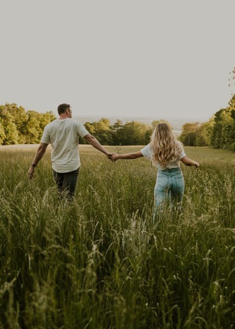 Wild Flower Field, My Love Photo, Fall Couple Pictures, Couples Photo Session, Fall Couple Photos, New York Engagement, Shooting Couple, Engagement Picture Outfits, Cute Engagement Photos