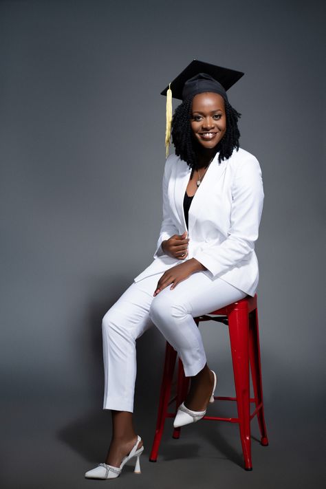 All white suits. #graduation #whitesuitblackwomen Suits For Graduation, Suits Graduation, Red Graduation Gown, College Graduation Outfit Ideas, Graduation Suit, Graduation Outfit College, Graduation Shoot, Outfit College, Graduation Gown