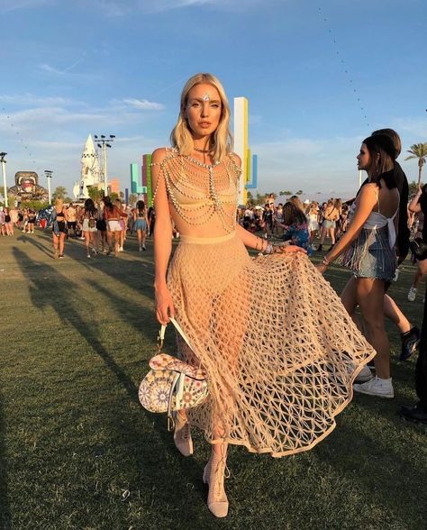 Coachella Celebrities Outfits, Celebrity Coachella Outfits, Coachella Celebrities, Coachella Party, Festival Rave Outfit, Leonie Hanne, Maxi Dress Outfit, Festival Inspiration, Coachella Fashion