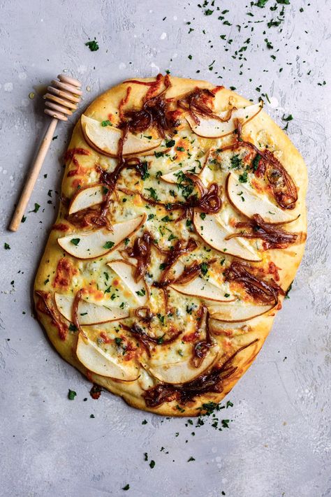 Pear & Caramelized Onion Pizza - Dash of Mandi Cheddar Pizza, Unique Pizza Recipes, Pear Pizza, Caramelized Onion Pizza, Pizza Photography, Blueberry Goat Cheese, Neapolitanische Pizza, Apple Pizza, Pizza Vegana