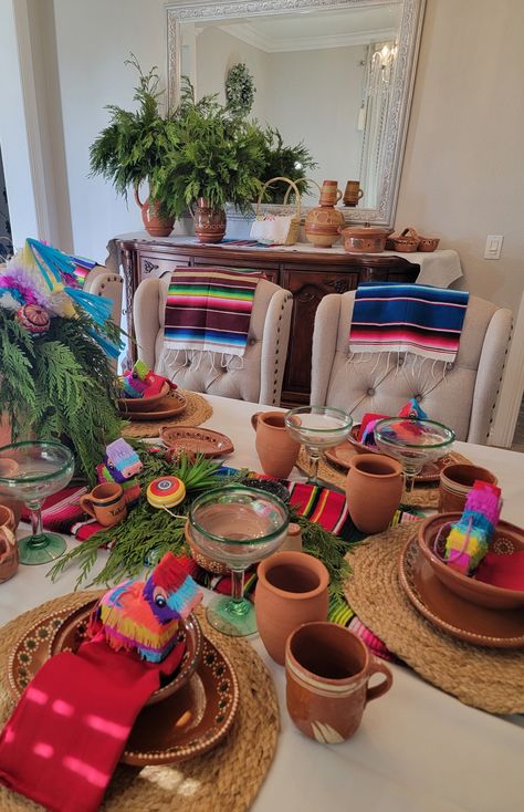 Mexican House Decor Modern, Pozole Party Set Up, Mexico Table Decor, Spanish Style Decorating Ideas, Modern Mexican Decor Party, Mexican Dinner Table, Mexican Aesthetic Home Decor, Kitchen Decor Mexican Style, Mexican Tablescape