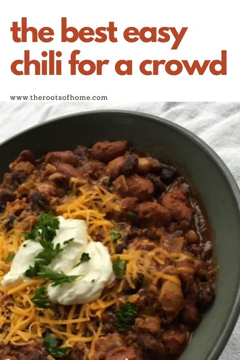 A green bowl filled with chili made of beef and beans, topped with shredded cheddar cheese, sour cream, and fresh cilantro. Chili Recipe For 20 People, Best Chili Recipe For A Crowd, Chili For 15 People, Chili For 30 People, Chili For 50 People Recipe, Chili For 20 People, Chili For 100 People, Chilli For A Crowd, Chili For A Large Crowd