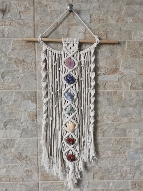 Macrame With Stones, Macrame Pentagram Diy, Crystal Wrapping Diy Macrame, Chakra Macrame Diy, Rock Macrame, Macrame And Crystals, Macrame With Rocks, Diy Chakra Wall Hangings, Macrame Diy Wall Hanging