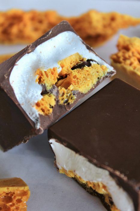 Stuffed Chocolate Bar, Filled Chocolate Bars, Honeycomb Dessert, Chocolate Bar Recipes, Chocolate Bar Ideas, Honeycomb Recipe, Wonka Bar, Honeycomb Candy, Marshmallow Recipe