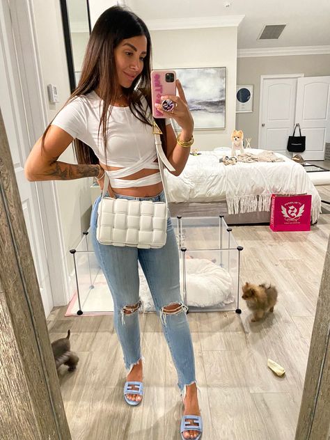 Flat Sandals Outfit Jeans, White Slides Outfit, Jean Sandals Outfit, Flat Sandals Outfit, Jennifer Stano, Denim Slides, Slides Outfit, Florida Life, Quilted Purse