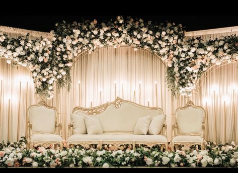 Outdoor Marriage Decoration, Garden Reception Wedding Decorations, Wedding Stage Decorations Indoor, Reception Wedding Decorations Indoor, Wedding Stage Decorations Elegant Classy, Wedding Stage Backdrop Simple, Barat Decor, Pakistani Wedding Stage, White And Gold Wedding Themes